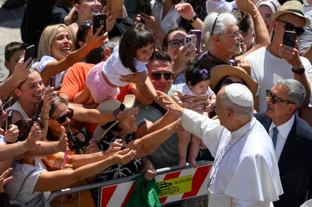 ITALY - POPE LEO XIV LEADS THE ANGELUS PRAYERS FROM THE ENTRANCE OF THE APOSTOLIC PALACE IN PIAZZA DELLA LIBERTA AT THE SUNNER PAPAL RESIDENCE IN CASTEL GANDOLFO - 2026 7 12 Italy, Castel Gandolfo , Vatican, 2026 7 12 Pope Leo XIV greets the crowd after the Angelus prayer from the entrance of the Apostolic Palace in Piazza della Liberta (Liberty Square) at the summer papal residence in Castel Gandolfo EDITORIAL USE ONLY - NO BOOKS Copyright: xVATICANxMEDIAx