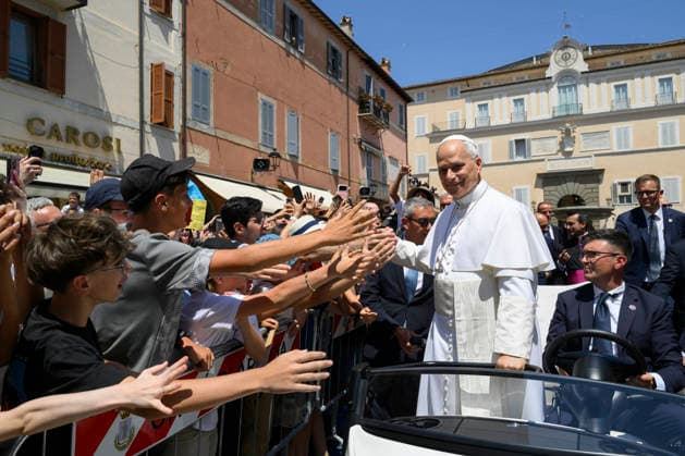 ITALY - POPE LEO XIV LEADS THE ANGELUS PRAYERS FROM THE ENTRANCE OF THE APOSTOLIC PALACE IN PIAZZA DELLA LIBERTA AT THE SUNNER PAPAL RESIDENCE IN CASTEL GANDOLFO - 2026 7 12 Italy, Castel Gandolfo , Vatican, 2026 7 12 Pope Leo XIV greets the crowd after the Angelus prayer from the entrance of the Apostolic Palace in Piazza della Liberta (Liberty Square) at the summer papal residence in Castel Gandolfo EDITORIAL USE ONLY - NO BOOKS Copyright: xVATICANxMEDIAx