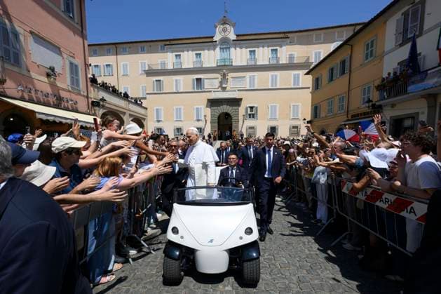 ITALY - POPE LEO XIV LEADS THE ANGELUS PRAYERS FROM THE ENTRANCE OF THE APOSTOLIC PALACE IN PIAZZA DELLA LIBERTA AT THE SUNNER PAPAL RESIDENCE IN CASTEL GANDOLFO - 2026 7 12 Italy, Castel Gandolfo , Vatican, 2026 7 12 Pope Leo XIV greets the crowd after the Angelus prayer from the entrance of the Apostolic Palace in Piazza della Liberta (Liberty Square) at the summer papal residence in Castel Gandolfo EDITORIAL USE ONLY - NO BOOKS Copyright: xVATICANxMEDIAx