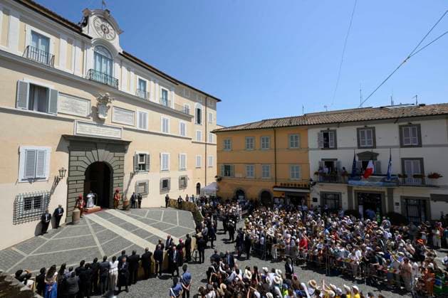 ITALY - POPE LEO XIV LEADS THE ANGELUS PRAYERS FROM THE ENTRANCE OF THE APOSTOLIC PALACE IN PIAZZA DELLA LIBERTA AT THE SUNNER PAPAL RESIDENCE IN CASTEL GANDOLFO - 2026 7 12 Italy, Castel Gandolfo , Vatican, 2026 7 12 Pope Leo XIV greets the crowd after the Angelus prayer from the entrance of the Apostolic Palace in Piazza della Liberta (Liberty Square) at the summer papal residence in Castel Gandolfo EDITORIAL USE ONLY - NO BOOKS Copyright: xVATICANxMEDIAx