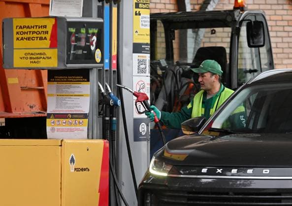 Russia Gasoline Shortages 9204496 12.07.2026 An employee fuels a car at a petrol station in Moscow, Russia. Ilya Pitalev Sputnik Moscow Russia  Copyright: xIlyaxPitalevx