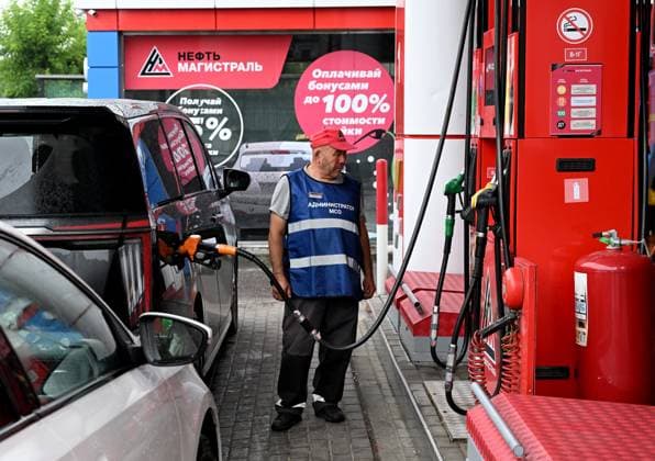 Russia Gasoline Shortages 9204484 12.07.2026 An employee fuels a car at a petrol station in Moscow, Russia. Ilya Pitalev Sputnik Moscow Russia  Copyright: xIlyaxPitalevx