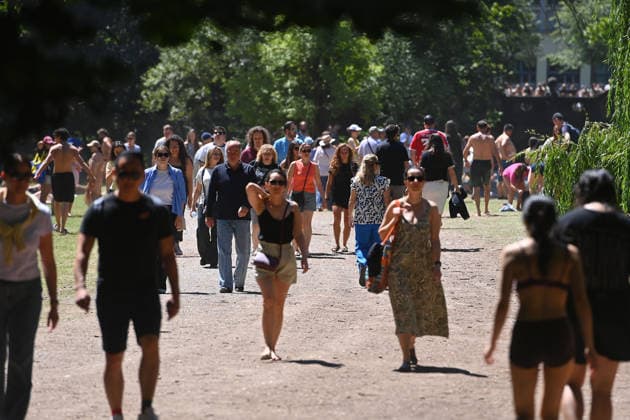 Wetterbild vom 12.07.2026 Menschen suchen Abkuehlung im Eisbach in Muenchen. Besters Sommerwetter bei Temperaturen um 30 Grad treibt die Menschen in Muenchen an die freie Luft im Englischen Garten *** Weather photo from July 12, 2026: People cool off in the Eisbach in Munich. Perfect summer weather, with temperatures around 30 degrees, is drawing people in Munich outdoors to the English Garden.