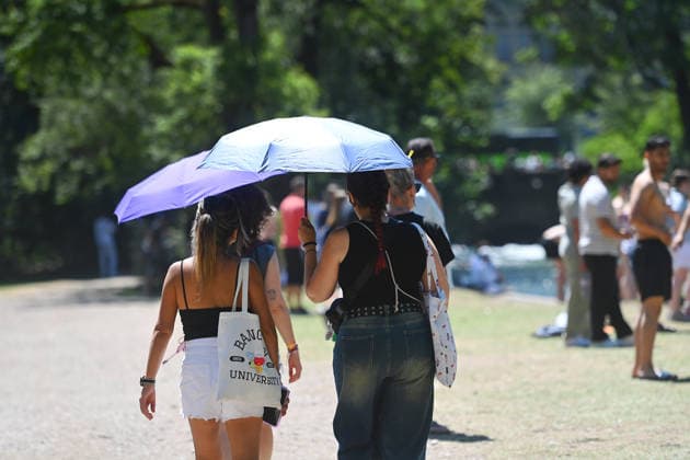 Wetterbild vom 12.07.2026 Besters Sommerwetter bei Temperaturen um 30 Grad treibt die Menschen in Muenchen an die freie Luft im Englischen Garten und schen Schatten unter Regenschirme,Sonnenschirmen,Schattenspender. *** Weather scene from July 12, 2026: Perfect summer weather with temperatures around 30 degrees is drawing people in Munich outdoors to the English Garden, where they seek shade under umbrellas, parasols, and other shade structures.