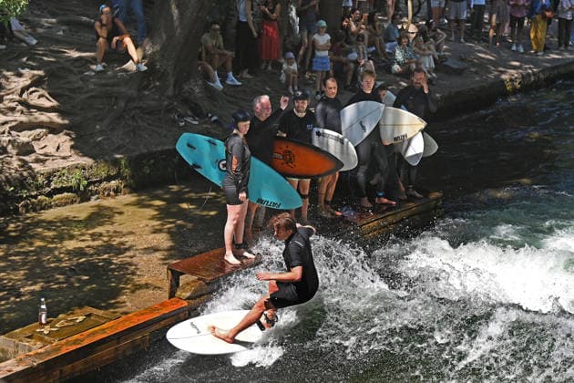News Bilder des Tages Wetterbild vom 12.07.2026 Surfer am Eisbach in Muenchen Hochbetrieb bei bestem Sommerwetter an der beruehmten Eisbachwelle im Englischen Garten in Muenchen. *** Weather photo from July 12, 2026: Surfers on the Eisbach in Munich. The famous Eisbach wave in Munich’s English Garden is bustling with activity amid perfect summer weather.