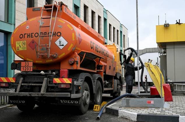 Russia Gasoline Shortages 9204501 12.07.2026 A fuel truck delivers fuel at a petrol station in Moscow, Russia. Ilya Pitalev Sputnik Moscow Russia  Copyright: xIlyaxPitalevx