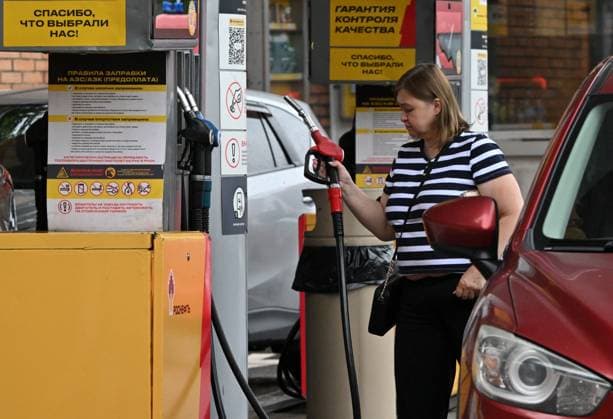 Russia Gasoline Shortages 9204491 12.07.2026 A woman fuels her car at a petrol station in Moscow, Russia. Ilya Pitalev Sputnik Moscow Russia  Copyright: xIlyaxPitalevx