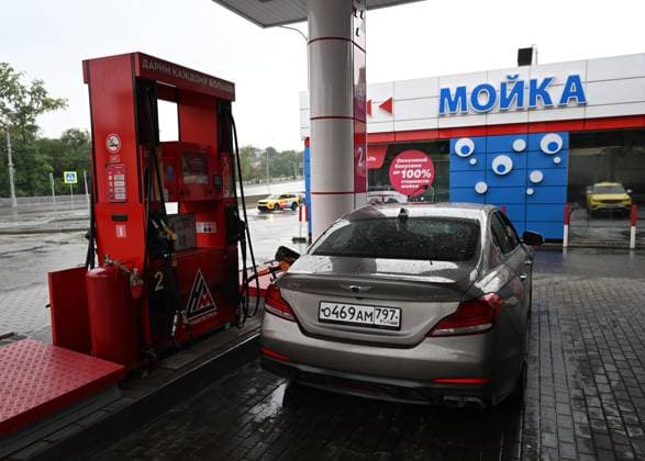 Russia Gasoline Shortages 9204485 12.07.2026 A car refuels at a petrol station in Moscow, Russia. Ilya Pitalev Sputnik Moscow Russia  Copyright: xIlyaxPitalevx
