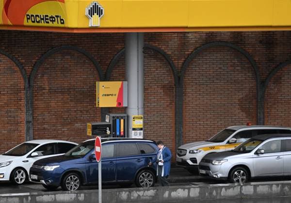 Russia Gasoline Shortages 9204487 12.07.2026 Cars refuel at a petrol station in Moscow, Russia. Ilya Pitalev Sputnik Moscow Russia  Copyright: xIlyaxPitalevx