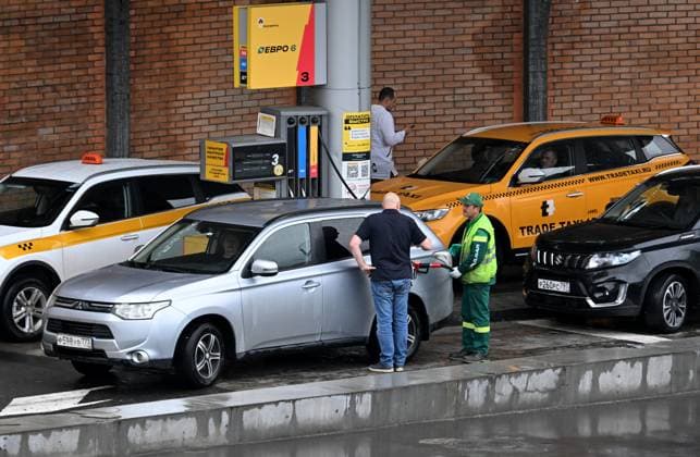 Russia Gasoline Shortages 9204489 12.07.2026 Cars refuel at a petrol station in Moscow, Russia. Ilya Pitalev Sputnik Moscow Russia  Copyright: xIlyaxPitalevx