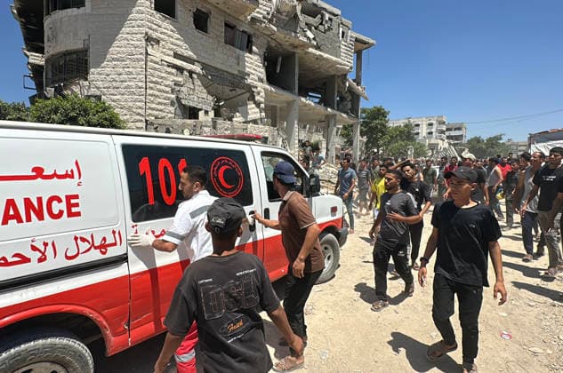 Paramedics evacuate casualties after Israeli strike in Gaza City Paramedics and Palestinian residents transport bodies and wounded people from the site of an Israeli airstrike that targeted a metal workshop on al-Sinaa Street, southwest of Gaza City, on July 12, 2026. According to local sources, the Israeli strike killed four Palestinians and injured several others. Photo by Hadi Daoud apaimages Gaza city Gaza Strip Palestinian Territory 120726_Gaza_HD_00(1) Copyright: xapaimagesxHadixDaoudx xapaimagesx