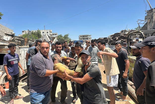 Paramedics evacuate casualties after Israeli strike in Gaza City Paramedics and Palestinian residents transport bodies and wounded people from the site of an Israeli airstrike that targeted a metal workshop on al-Sinaa Street, southwest of Gaza City, on July 12, 2026. According to local sources, the Israeli strike killed four Palestinians and injured several others. Photo by Hadi Daoud apaimages Gaza city Gaza Strip Palestinian Territory 120726_Gaza_HD_00(2) Copyright: xapaimagesxHadixDaoudx xapaimagesx