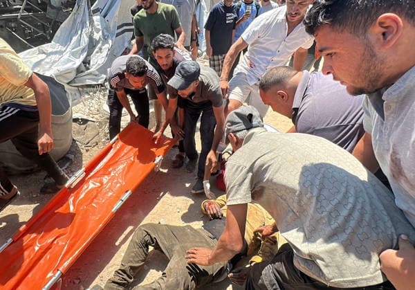 Paramedics evacuate casualties after Israeli strike in Gaza City Paramedics and Palestinian residents transport bodies and wounded people from the site of an Israeli airstrike that targeted a metal workshop on al-Sinaa Street, southwest of Gaza City, on July 12, 2026. According to local sources, the Israeli strike killed four Palestinians and injured several others. Photo by Hadi Daoud apaimages Gaza city Gaza Strip Palestinian Territory 120726_Gaza_HD_00(6) Copyright: xapaimagesxHadixDaoudx xapaimagesx