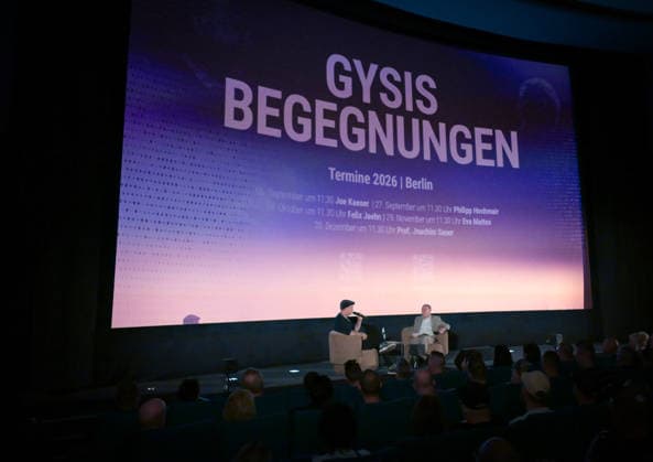 12.07.2026, xlakx, Entertainment, Gregor Gysi trifft Philipp Burger bei Gysis Begegnungen v.l. Gregor Gysi im Gespräch mit Philipp Burger, Frontmann der Band Frei.Wild, bei der Veranstaltungsreihe Gysis Begegnungen im Colosseum Berlin. Berlin *** July 12, 2026, xlakx, Entertainment, Gregor Gysi Meets Philipp Burger at Gysi s Encounters (from left): Gregor Gysi in conversation with Philipp Burger, frontman of the band Frei Wild, at the Gysi s Encounters event series at the Colosseum Berlin, Berlin Daniel Lakomski
