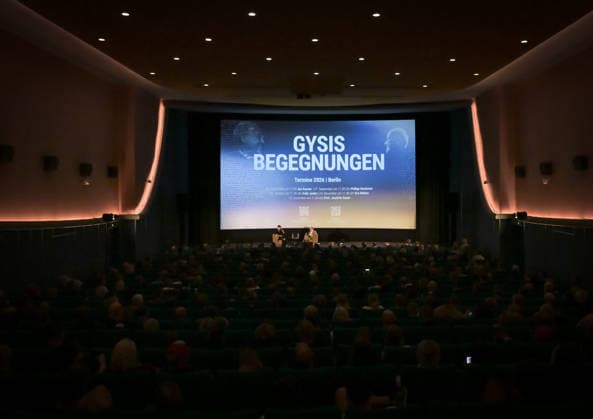 12.07.2026, xlakx, Entertainment, Gregor Gysi trifft Philipp Burger bei Gysis Begegnungen v.l. Gregor Gysi im Gespräch mit Philipp Burger, Frontmann der Band Frei.Wild, bei der Veranstaltungsreihe Gysis Begegnungen im Colosseum Berlin. Berlin *** July 12, 2026, xlakx, Entertainment, Gregor Gysi Meets Philipp Burger at Gysi s Encounters (from left): Gregor Gysi in conversation with Philipp Burger, frontman of the band Frei Wild, at the Gysi s Encounters event series at the Colosseum Berlin, Berlin Daniel Lakomski