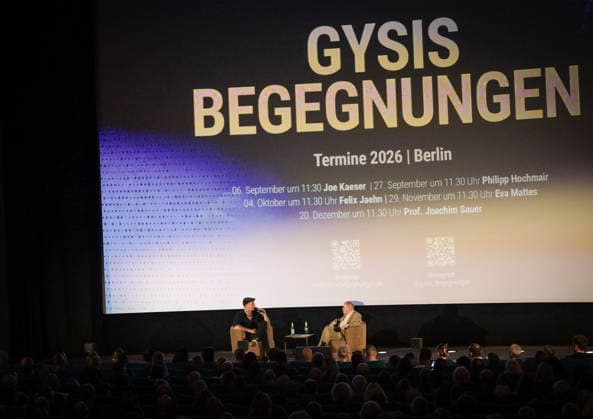 12.07.2026, xlakx, Entertainment, Gregor Gysi trifft Philipp Burger bei Gysis Begegnungen v.l. Gregor Gysi im Gespräch mit Philipp Burger, Frontmann der Band Frei.Wild, bei der Veranstaltungsreihe Gysis Begegnungen im Colosseum Berlin. Berlin *** July 12, 2026, xlakx, Entertainment, Gregor Gysi Meets Philipp Burger at Gysi s Encounters (from left): Gregor Gysi in conversation with Philipp Burger, frontman of the band Frei Wild, at the Gysi s Encounters event series at the Colosseum Berlin, Berlin Daniel Lakomski