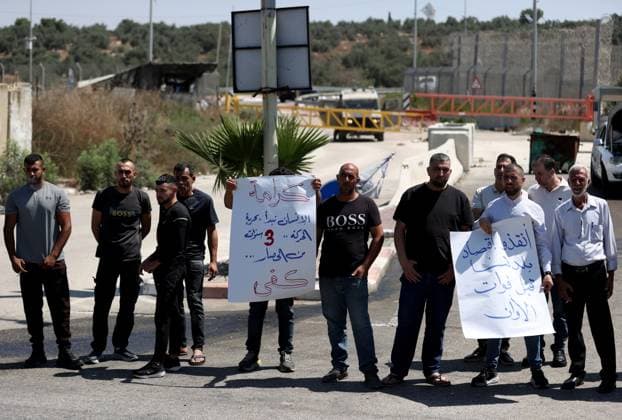 News Bilder des Tages Palestinians protest Israeli military blockade at entrance of Azzun town in West Bank QALQILYA, WEST BANK, PALESTINE - JULY 12: Palestinians gather to protest against the ongoing closure of the entrance to Azzun town, located east of Qalqilya in the West Bank, Palestine on July 12, 2026. The Israeli military has kept the town s entrance blocked with military checkpoints and iron barricades since October 7, 2023, severely disrupting the daily lives of local residents. Issam Rimawi Anadolu Qalqilya West Bank. Editorial use only. Please get in touch for any other usage.  Copyright: x2026xAnadoluxIssamxRimawix
