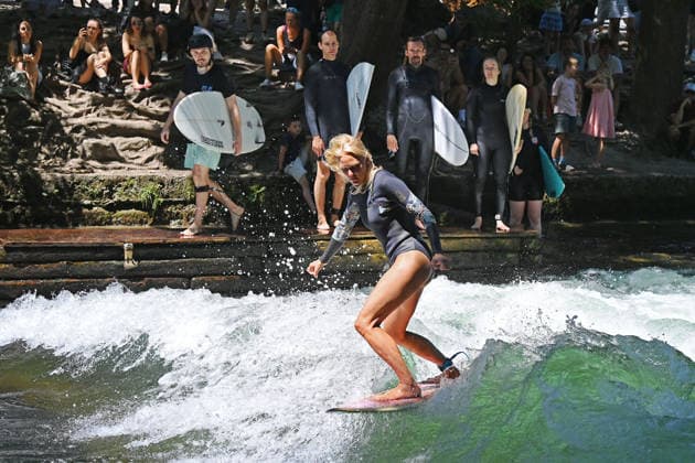 Wetterbild vom 12.07.2026 Surfer am Eisbach in Muenchen Hochbetrieb bei bestem Sommerwetter an der beruehmten Eisbachwelle im Englischen Garten in Muenchen. *** Weather photo from July 12, 2026: Surfers on the Eisbach in Munich. The famous Eisbach wave in Munich’s English Garden is bustling with activity amid perfect summer weather.