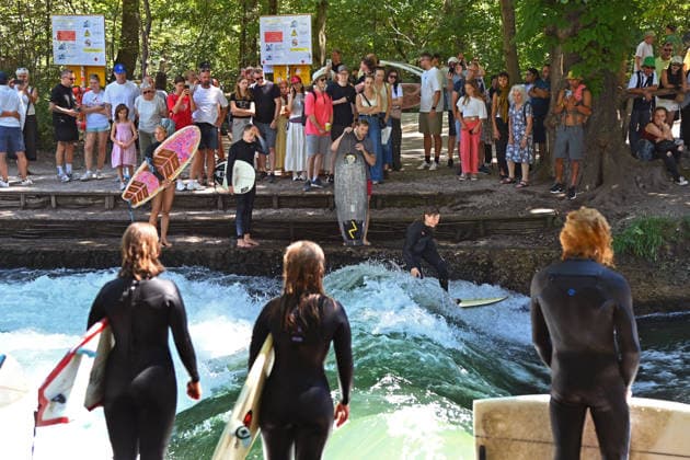 Wetterbild vom 12.07.2026 Surfer am Eisbach in Muenchen Hochbetrieb bei bestem Sommerwetter an der beruehmten Eisbachwelle im Englischen Garten in Muenchen. *** Weather photo from July 12, 2026: Surfers on the Eisbach in Munich. The famous Eisbach wave in Munich’s English Garden is bustling with activity amid perfect summer weather.