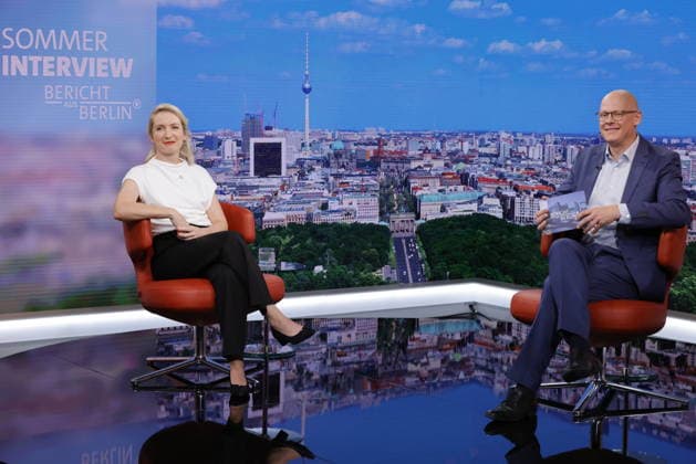Ines Schwerdtner, Vorsitzende der Linken, Moderator Matthias Deiß, Deutschland, Berlin, ARD-Sommerinterview mit Ines Schwerdtner, Vorsitzende der Linken, 12.07.2026 *** Ines Schwerdtner, Chairwoman of The Left, Host Matthias Deiß, Germany, Berlin, ARD Summer Interview with Ines Schwerdtner, Chairwoman of The Left, July 12, 2026