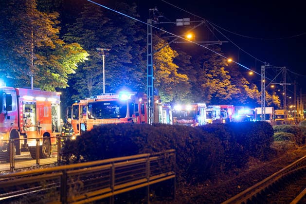 Brand in Kleingartenanlage in Frankfurt-Griesheim 12.07.2026: Einsatzfahrzeuge auf der Mainzer Landstraße. Am Samstagabend hat eine Gartenhütte im Kleingartenverein Gutleut in Frankfurt-Griesheim gebrannt. Die Feuerwehr löschte das Feuer und fand eine leblose Person auf. Nach aktuellen Ermittlungsstand geriet gegen 21:50 Uhr eine Gartenhütte eines Kleingartenvereins in Vollbrand. Im Rahmen der Löscharbeiten fanden die Retter eine Person, für die jede Hilfe zu spät kam. Die Kriminalpolizei hat die Ermittlungen zur Identifizierung und der Brandursache aufgenommen. Frankfurt am Main Griesheim Hessen Deutschland *** Fire at an Allotment Garden in Frankfurt-Griesheim on July 12, 2026 Emergency vehicles on Mainzer Landstraße On Saturday