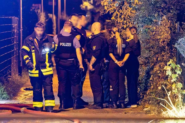 Brand in Kleingartenanlage in Frankfurt-Griesheim 12.07.2026: Polizei und Feuerwehr vor der Anlage. Am Samstagabend hat eine Gartenhütte im Kleingartenverein Gutleut in Frankfurt-Griesheim gebrannt. Die Feuerwehr löschte das Feuer und fand eine leblose Person auf. Nach aktuellen Ermittlungsstand geriet gegen 21:50 Uhr eine Gartenhütte eines Kleingartenvereins in Vollbrand. Im Rahmen der Löscharbeiten fanden die Retter eine Person, für die jede Hilfe zu spät kam. Die Kriminalpolizei hat die Ermittlungen zur Identifizierung und der Brandursache aufgenommen. Frankfurt am Main Griesheim Hessen Deutschland *** Fire at an Allotment Garden Complex in Frankfurt-Griesheim, July 12, 2026; Police and Fire Department at the Scene On Saturday ev