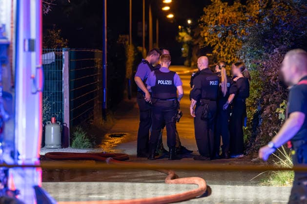 Brand in Kleingartenanlage in Frankfurt-Griesheim 12.07.2026: Polizei vor dem Einsatzort. Am Samstagabend hat eine Gartenhütte im Kleingartenverein Gutleut in Frankfurt-Griesheim gebrannt. Die Feuerwehr löschte das Feuer und fand eine leblose Person auf. Nach aktuellen Ermittlungsstand geriet gegen 21:50 Uhr eine Gartenhütte eines Kleingartenvereins in Vollbrand. Im Rahmen der Löscharbeiten fanden die Retter eine Person, für die jede Hilfe zu spät kam. Die Kriminalpolizei hat die Ermittlungen zur Identifizierung und der Brandursache aufgenommen. Frankfurt am Main Griesheim Hessen Deutschland *** Fire at an Allotment Garden in Frankfurt-Griesheim, July 12, 2026; Police at the Scene On Saturday evening, a garden shed caught fire at th