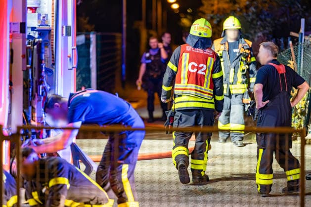 Brand in Kleingartenanlage in Frankfurt-Griesheim 12.07.2026: Feuerwehr-Einsatzkräfte und Einsatzleiter an der Einsatzstelle vor der Kleingartenanlage. Am Samstagabend hat eine Gartenhütte im Kleingartenverein Gutleut in Frankfurt-Griesheim gebrannt. Die Feuerwehr löschte das Feuer und fand eine leblose Person auf. Nach aktuellen Ermittlungsstand geriet gegen 21:50 Uhr eine Gartenhütte eines Kleingartenvereins in Vollbrand. Im Rahmen der Löscharbeiten fanden die Retter eine Person, für die jede Hilfe zu spät kam. Die Kriminalpolizei hat die Ermittlungen zur Identifizierung und der Brandursache aufgenommen. Frankfurt am Main Griesheim Hessen Deutschland *** Fire at an Allotment Garden in Frankfurt-Griesheim, July 12, 2026 Firefighte