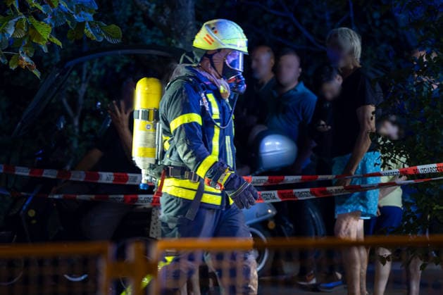 Brand in Kleingartenanlage in Frankfurt-Griesheim 12.07.2026: Feuerwehr-Einsatzkraft mit Sauerstoffflasche und Atemmaske vor Absperrung. Am Samstagabend hat eine Gartenhütte im Kleingartenverein Gutleut in Frankfurt-Griesheim gebrannt. Die Feuerwehr löschte das Feuer und fand eine leblose Person auf. Nach aktuellen Ermittlungsstand geriet gegen 21:50 Uhr eine Gartenhütte eines Kleingartenvereins in Vollbrand. Im Rahmen der Löscharbeiten fanden die Retter eine Person, für die jede Hilfe zu spät kam. Die Kriminalpolizei hat die Ermittlungen zur Identifizierung und der Brandursache aufgenommen. Frankfurt am Main Griesheim Hessen Deutschland *** Fire at an Allotment Garden in Frankfurt-Griesheim, July 12, 2026: Firefighter with an oxyge