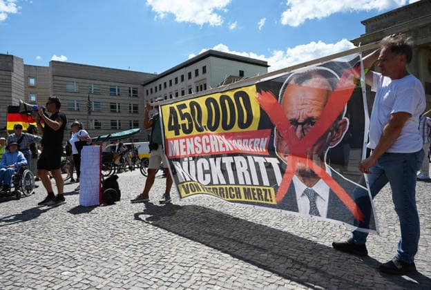 A rally in support of a petition for the resignation of Friedrich Merz in Berlin BERLIN, GERMANY - JULY 12: People holding German flags and posters take part in a rally supporting a petition calling for the resignation of German Chancellor Friedrich Merz in Berlin, Germany, on July 12, 2026. Volodymyr Sindieiev Anadolu Berlin Germany. Editorial use only. Please get in touch for any other usage.  Copyright: x2026xAnadoluxVolodymyrxSindieievx