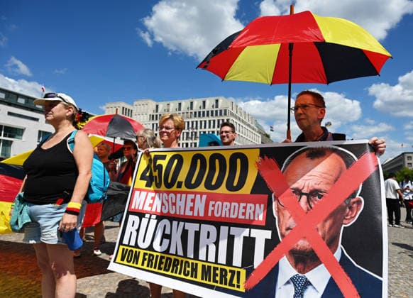 A rally in support of a petition for the resignation of Friedrich Merz in Berlin BERLIN, GERMANY - JULY 12: People holding German flags and posters take part in a rally supporting a petition calling for the resignation of German Chancellor Friedrich Merz in Berlin, Germany, on July 12, 2026. Volodymyr Sindieiev Anadolu Berlin Germany. Editorial use only. Please get in touch for any other usage.  Copyright: x2026xAnadoluxVolodymyrxSindieievx