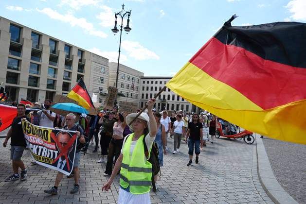 A rally in support of a petition for the resignation of Friedrich Merz in Berlin BERLIN, GERMANY - JULY 12: People holding German flags and posters take part in a rally supporting a petition calling for the resignation of German Chancellor Friedrich Merz in front of the Brandenburg Gate in Berlin, Germany, on July 12, 2026. Volodymyr Sindieiev Anadolu Berlin Germany. Editorial use only. Please get in touch for any other usage.  Copyright: x2026xAnadoluxVolodymyrxSindieievx