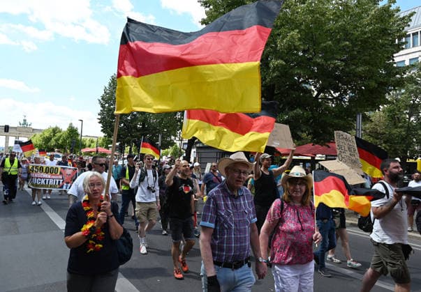 A rally in support of a petition for the resignation of Friedrich Merz in Berlin BERLIN, GERMANY - JULY 12: People holding German flags and posters take part in a rally supporting a petition calling for the resignation of German Chancellor Friedrich Merz in front of the Brandenburg Gate in Berlin, Germany, on July 12, 2026. Volodymyr Sindieiev Anadolu Berlin Germany. Editorial use only. Please get in touch for any other usage.  Copyright: x2026xAnadoluxVolodymyrxSindieievx