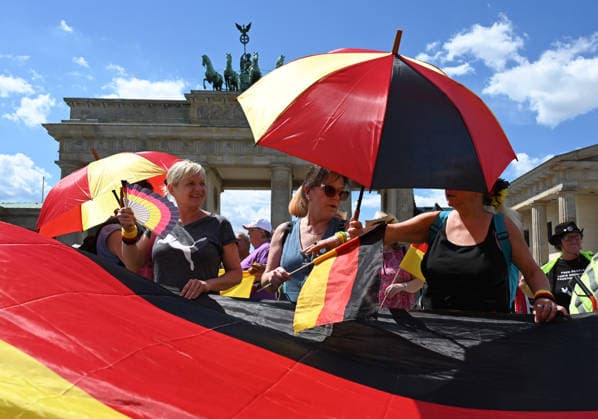 A rally in support of a petition for the resignation of Friedrich Merz in Berlin BERLIN, GERMANY - JULY 12: People holding German flags and posters take part in a rally supporting a petition calling for the resignation of German Chancellor Friedrich Merz in front of the Brandenburg Gate in Berlin, Germany, on July 12, 2026. Volodymyr Sindieiev Anadolu Berlin Germany. Editorial use only. Please get in touch for any other usage.  Copyright: x2026xAnadoluxVolodymyrxSindieievx