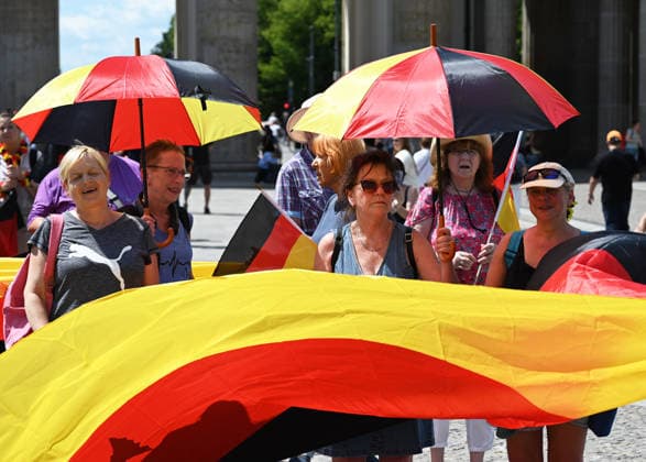 A rally in support of a petition for the resignation of Friedrich Merz in Berlin BERLIN, GERMANY - JULY 12: People holding German flags and posters take part in a rally supporting a petition calling for the resignation of German Chancellor Friedrich Merz in front of the Brandenburg Gate in Berlin, Germany, on July 12, 2026. Volodymyr Sindieiev Anadolu Berlin Germany. Editorial use only. Please get in touch for any other usage.  Copyright: x2026xAnadoluxVolodymyrxSindieievx