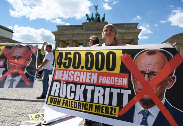 News Bilder des Tages A rally in support of a petition for the resignation of Friedrich Merz in Berlin BERLIN, GERMANY - JULY 12: People holding German flags and posters take part in a rally supporting a petition calling for the resignation of German Chancellor Friedrich Merz in front of the Brandenburg Gate in Berlin, Germany, on July 12, 2026. Volodymyr Sindieiev Anadolu Berlin Germany. Editorial use only. Please get in touch for any other usage.  Copyright: x2026xAnadoluxVolodymyrxSindieievx