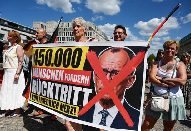 A rally in support of a petition for the resignation of Friedrich Merz in Berlin BERLIN, GERMANY - JULY 12: People holding German flags and posters take part in a rally supporting a petition calling for the resignation of German Chancellor Friedrich Merz in Berlin, Germany, on July 12, 2026. Volodymyr Sindieiev Anadolu Berlin Germany. Editorial use only. Please get in touch for any other usage.  Copyright: x2026xAnadoluxVolodymyrxSindieievx