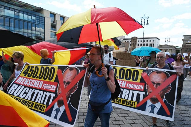A rally in support of a petition for the resignation of Friedrich Merz in Berlin BERLIN, GERMANY - JULY 12: People holding German flags and posters take part in a rally supporting a petition calling for the resignation of German Chancellor Friedrich Merz in front of the Brandenburg Gate in Berlin, Germany, on July 12, 2026. Volodymyr Sindieiev Anadolu Berlin Germany. Editorial use only. Please get in touch for any other usage.  Copyright: x2026xAnadoluxVolodymyrxSindieievx