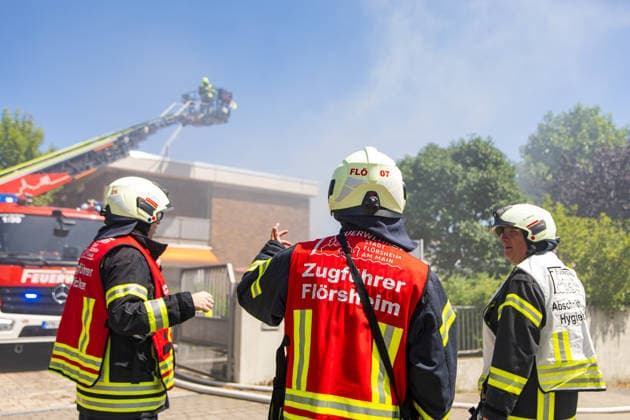 Brand in Mehrfamilienhaus Am 12.07.2026 brannte gegen 13:30 Uhr eine Wohnung in einem Mehrfamilienhaus in der Gutenbergstraße im Flörsheimer Stadtteil Wicker. Sämtliche Bewohner konnten sich rechtzeitig ins Freie retten, verletzt wurde niemand. Das Feuer war gegen 14:35 Uhr weitestgehend gelöscht, es entstand eine starke Rauchentwicklung. Die betroffene Wohnung ist vorerst nicht bewohnbar, die Brandursache blieb zunächst unklar. Der Sachschaden wird von der Polizei im sechsstelligen Bereich geschätzt. Flörsheim am Main Wicker Hessen Deutschland *** Fire in an Apartment Building On July 12, 2026, at around 1:30 p.m., a fire broke out in an apartment in an apartment building on Gutenbergstraße in the Wicker neighborhood of Flörsheim. A