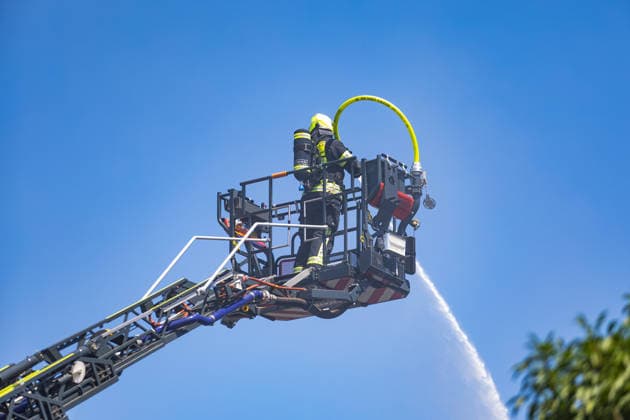 Brand in Mehrfamilienhaus Am 12.07.2026 brannte gegen 13:30 Uhr eine Wohnung in einem Mehrfamilienhaus in der Gutenbergstraße im Flörsheimer Stadtteil Wicker. Sämtliche Bewohner konnten sich rechtzeitig ins Freie retten, verletzt wurde niemand. Das Feuer war gegen 14:35 Uhr weitestgehend gelöscht, es entstand eine starke Rauchentwicklung. Die betroffene Wohnung ist vorerst nicht bewohnbar, die Brandursache blieb zunächst unklar. Der Sachschaden wird von der Polizei im sechsstelligen Bereich geschätzt. Flörsheim am Main Wicker Hessen Deutschland *** Fire in an Apartment Building On July 12, 2026, at around 1:30 p.m., a fire broke out in an apartment in an apartment building on Gutenbergstraße in the Wicker neighborhood of Flörsheim. A