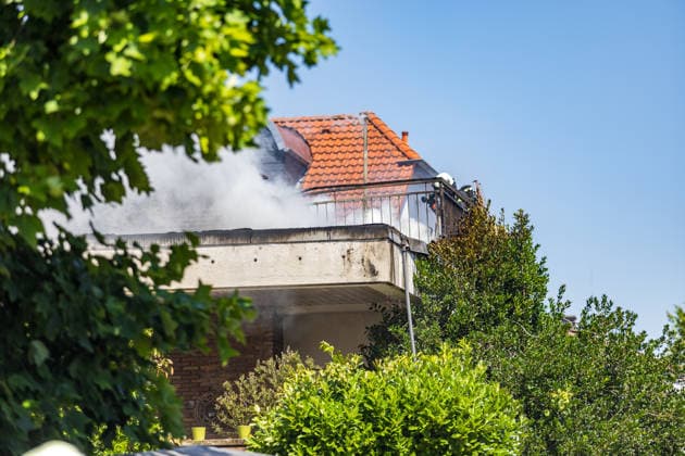 Brand in Mehrfamilienhaus Am 12.07.2026 brannte gegen 13:30 Uhr eine Wohnung in einem Mehrfamilienhaus in der Gutenbergstraße im Flörsheimer Stadtteil Wicker. Sämtliche Bewohner konnten sich rechtzeitig ins Freie retten, verletzt wurde niemand. Das Feuer war gegen 14:35 Uhr weitestgehend gelöscht, es entstand eine starke Rauchentwicklung. Die betroffene Wohnung ist vorerst nicht bewohnbar, die Brandursache blieb zunächst unklar. Der Sachschaden wird von der Polizei im sechsstelligen Bereich geschätzt. Flörsheim am Main Wicker Hessen Deutschland *** Fire in an Apartment Building On July 12, 2026, at around 1:30 p.m., a fire broke out in an apartment in an apartment building on Gutenbergstraße in the Wicker neighborhood of Flörsheim. A