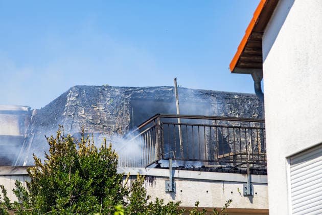 Brand in Mehrfamilienhaus Am 12.07.2026 brannte gegen 13:30 Uhr eine Wohnung in einem Mehrfamilienhaus in der Gutenbergstraße im Flörsheimer Stadtteil Wicker. Sämtliche Bewohner konnten sich rechtzeitig ins Freie retten, verletzt wurde niemand. Das Feuer war gegen 14:35 Uhr weitestgehend gelöscht, es entstand eine starke Rauchentwicklung. Die betroffene Wohnung ist vorerst nicht bewohnbar, die Brandursache blieb zunächst unklar. Der Sachschaden wird von der Polizei im sechsstelligen Bereich geschätzt. Flörsheim am Main Wicker Hessen Deutschland *** Fire in an Apartment Building On July 12, 2026, at around 1:30 p.m., a fire broke out in an apartment in an apartment building on Gutenbergstraße in the Wicker neighborhood of Flörsheim. A