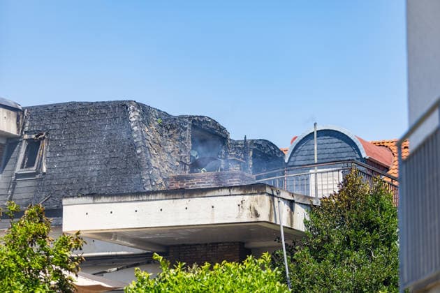 Brand in Mehrfamilienhaus Am 12.07.2026 brannte gegen 13:30 Uhr eine Wohnung in einem Mehrfamilienhaus in der Gutenbergstraße im Flörsheimer Stadtteil Wicker. Sämtliche Bewohner konnten sich rechtzeitig ins Freie retten, verletzt wurde niemand. Das Feuer war gegen 14:35 Uhr weitestgehend gelöscht, es entstand eine starke Rauchentwicklung. Die betroffene Wohnung ist vorerst nicht bewohnbar, die Brandursache blieb zunächst unklar. Der Sachschaden wird von der Polizei im sechsstelligen Bereich geschätzt. Flörsheim am Main Wicker Hessen Deutschland *** Fire in an Apartment Building On July 12, 2026, at around 1:30 p.m., a fire broke out in an apartment in an apartment building on Gutenbergstraße in the Wicker neighborhood of Flörsheim. A