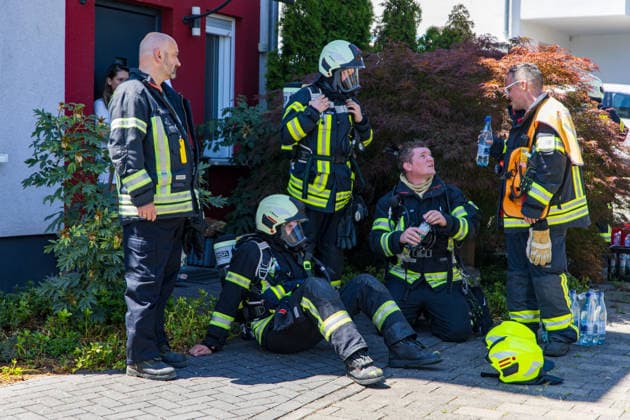 News Bilder des Tages Brand in Mehrfamilienhaus Am 12.07.2026 brannte gegen 13:30 Uhr eine Wohnung in einem Mehrfamilienhaus in der Gutenbergstraße im Flörsheimer Stadtteil Wicker. Sämtliche Bewohner konnten sich rechtzeitig ins Freie retten, verletzt wurde niemand. Das Feuer war gegen 14:35 Uhr weitestgehend gelöscht, es entstand eine starke Rauchentwicklung. Die betroffene Wohnung ist vorerst nicht bewohnbar, die Brandursache blieb zunächst unklar. Der Sachschaden wird von der Polizei im sechsstelligen Bereich geschätzt. Flörsheim am Main Wicker Hessen Deutschland *** Fire in an Apartment Building On July 12, 2026, at around 1:30 p.m., a fire broke out in an apartment in an apartment building on Gutenbergstraße in the Wicker neighborhood of Flörsheim. A