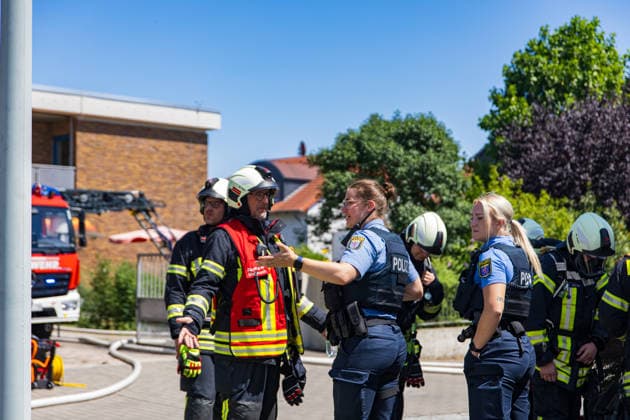 Brand in Mehrfamilienhaus Am 12.07.2026 brannte gegen 13:30 Uhr eine Wohnung in einem Mehrfamilienhaus in der Gutenbergstraße im Flörsheimer Stadtteil Wicker. Sämtliche Bewohner konnten sich rechtzeitig ins Freie retten, verletzt wurde niemand. Das Feuer war gegen 14:35 Uhr weitestgehend gelöscht, es entstand eine starke Rauchentwicklung. Die betroffene Wohnung ist vorerst nicht bewohnbar, die Brandursache blieb zunächst unklar. Der Sachschaden wird von der Polizei im sechsstelligen Bereich geschätzt. Flörsheim am Main Wicker Hessen Deutschland *** Fire in an Apartment Building On July 12, 2026, at around 1:30 p.m., a fire broke out in an apartment in an apartment building on Gutenbergstraße in the Wicker neighborhood of Flörsheim. A