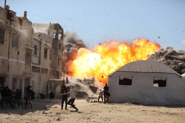 News Bilder des Tages Palestinians seek shelter during Israeli airstrike in Gaza City Palestinians attempt to take cover from a massive explosion following an Israeli airstrike targeting a blacksmith workshop in the al-Sabra neighborhood of Gaza City, on July 12, 2026. Photo by Belal Osama apaimages Gaza Gaza Strip Palestinian Territory 120726_Gaza_BO_3_00(6) Copyright: xapaimagesxBelalxOsamax xapaimagesx