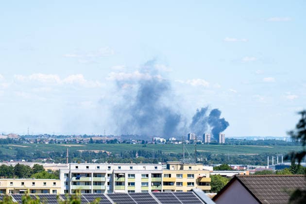 Brand in Mehrfamilienhaus Am 12.07.2026 brannte gegen 13:30 Uhr eine Wohnung in einem Mehrfamilienhaus in der Gutenbergstraße im Flörsheimer Stadtteil Wicker. Sämtliche Bewohner konnten sich rechtzeitig ins Freie retten, verletzt wurde niemand. Das Feuer war gegen 14:35 Uhr weitestgehend gelöscht, es entstand eine starke Rauchentwicklung. Die betroffene Wohnung ist vorerst nicht bewohnbar, die Brandursache blieb zunächst unklar. Der Sachschaden wird von der Polizei im sechsstelligen Bereich geschätzt. Flörsheim am Main Wicker Hessen Deutschland *** Fire in an Apartment Building On July 12, 2026, at around 1:30 p.m., a fire broke out in an apartment in an apartment building on Gutenbergstraße in the Wicker neighborhood of Flörsheim. A