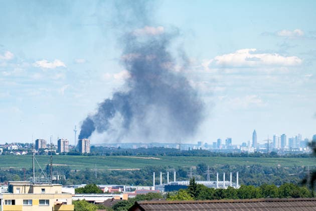 Brand in Mehrfamilienhaus Am 12.07.2026 brannte gegen 13:30 Uhr eine Wohnung in einem Mehrfamilienhaus in der Gutenbergstraße im Flörsheimer Stadtteil Wicker. Sämtliche Bewohner konnten sich rechtzeitig ins Freie retten, verletzt wurde niemand. Das Feuer war gegen 14:35 Uhr weitestgehend gelöscht, es entstand eine starke Rauchentwicklung. Die betroffene Wohnung ist vorerst nicht bewohnbar, die Brandursache blieb zunächst unklar. Der Sachschaden wird von der Polizei im sechsstelligen Bereich geschätzt. Flörsheim am Main Wicker Hessen Deutschland *** Fire in an Apartment Building On July 12, 2026, at around 1:30 p.m., a fire broke out in an apartment in an apartment building on Gutenbergstraße in the Wicker neighborhood of Flörsheim. A