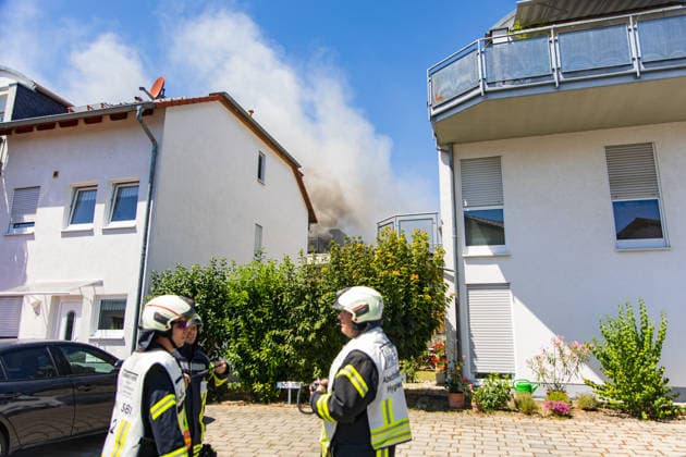 Brand in Mehrfamilienhaus Am 12.07.2026 brannte gegen 13:30 Uhr eine Wohnung in einem Mehrfamilienhaus in der Gutenbergstraße im Flörsheimer Stadtteil Wicker. Sämtliche Bewohner konnten sich rechtzeitig ins Freie retten, verletzt wurde niemand. Das Feuer war gegen 14:35 Uhr weitestgehend gelöscht, es entstand eine starke Rauchentwicklung. Die betroffene Wohnung ist vorerst nicht bewohnbar, die Brandursache blieb zunächst unklar. Der Sachschaden wird von der Polizei im sechsstelligen Bereich geschätzt. Flörsheim am Main Wicker Hessen Deutschland *** Fire in an Apartment Building On July 12, 2026, at around 1:30 p.m., a fire broke out in an apartment in an apartment building on Gutenbergstraße in the Wicker neighborhood of Flörsheim. A