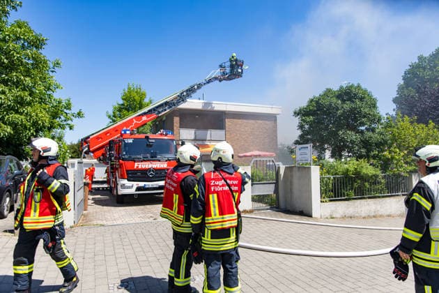 Brand in Mehrfamilienhaus Am 12.07.2026 brannte gegen 13:30 Uhr eine Wohnung in einem Mehrfamilienhaus in der Gutenbergstraße im Flörsheimer Stadtteil Wicker. Sämtliche Bewohner konnten sich rechtzeitig ins Freie retten, verletzt wurde niemand. Das Feuer war gegen 14:35 Uhr weitestgehend gelöscht, es entstand eine starke Rauchentwicklung. Die betroffene Wohnung ist vorerst nicht bewohnbar, die Brandursache blieb zunächst unklar. Der Sachschaden wird von der Polizei im sechsstelligen Bereich geschätzt. Flörsheim am Main Wicker Hessen Deutschland *** Fire in an Apartment Building On July 12, 2026, at around 1:30 p.m., a fire broke out in an apartment in an apartment building on Gutenbergstraße in the Wicker neighborhood of Flörsheim. A